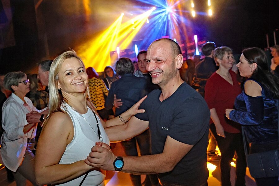Ü-40-Party in Wernesgrün: Wenn der Sohn die Eltern von der Disco abholt - Kristin und Marcus aus Treuen erlebten in der Wernesgrüner Biertenne eine wilde Tanznacht. Das Paar war an gleicher Stelle auch schon zur Ü-30-Party am Start.