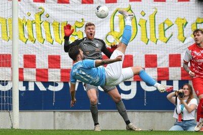 Über 10.000 Fans: Chemnitzer FC hat im Sachsenderby gegen den FSV Zwickau die Nase vorn - Starkes Tor: Dejan Bozic erzielt akrobatisch das 1:0 für die Himmelblauen: Zwickaus Torhüter Benjamin Leneis ist chancenlos.