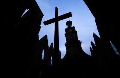 Über 100 Betroffene sexueller Gewalt in Landeskirche bekannt - Ein Kreuz steht in einer Kirche.