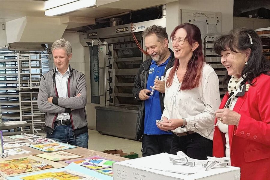 Über 100 Mal- und Bastelarbeiten zum 140. Geburtstag: Rittersgrüner Bäckerei wertet Wettbewerb aus - Die Jury beim Bewerten - von links Jens Weißflog, Thomas Welter, Annett Lippert und Christine Matko. 