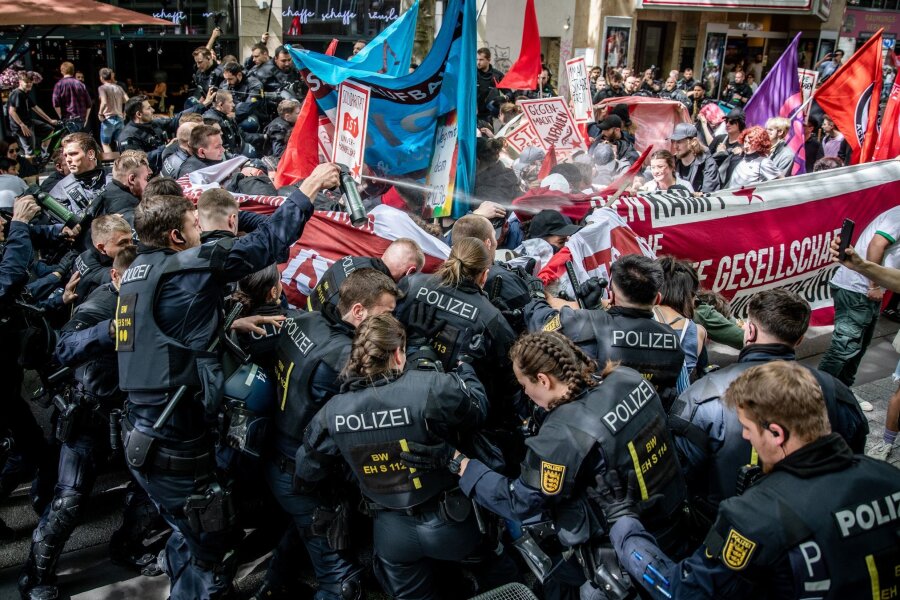 Über 20.000 Menschen bei linken Demos - wenig Vorfälle - Einheiten der Polizei stoßen während der Revolutionären 1. Mai Demo in der Stuttgarter Innenstadt mit Demonstrationsteilnehmern zusammen. Dabei wurde auch Pfefferspray angewendet.
