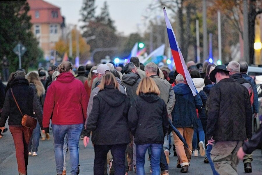 Über 2000 Mittelsachsen tragen Protest auf die Straße - Montagsspaziergänger aus Richtung Albertpark, die Johann Sebastian Bach Straße entlang zur Lessing Straße in Richtung Friedeburg. 