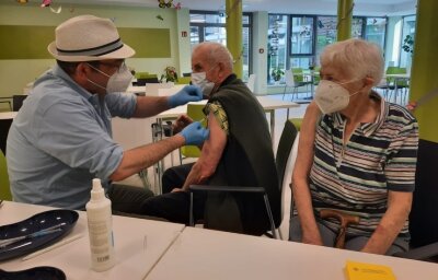 Über 250 Pikse gegen Corona - Impfarzt Max Prantl impft Günter Lesch. Ehefrau Christa Lesch erhielt ebenfalls ihre erste Spritze. 