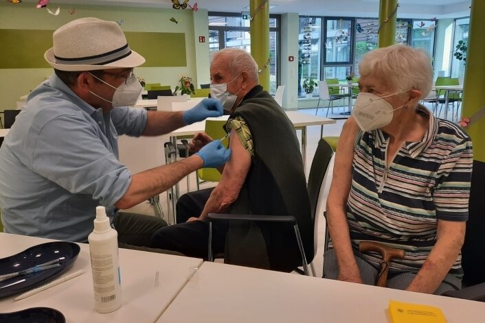 Über 250 Pikse gegen Corona - Impfarzt Max Prantl impft Günter Lesch. Ehefrau Christa Lesch erhielt ebenfalls ihre erste Spritze. 