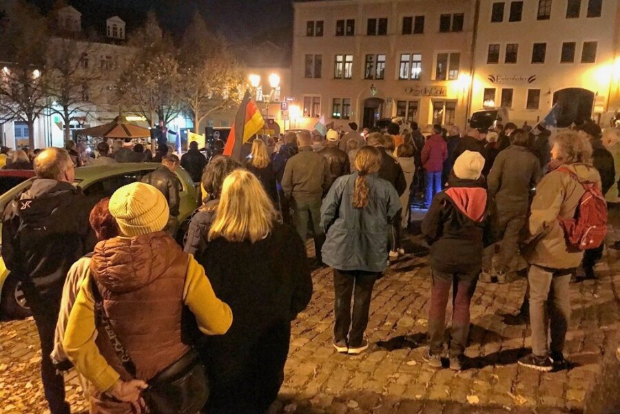 Über 300 Menschen bei Demonstration in Auerbach - Veranstalter und Polizei haben beim Aufzug und der Kundgebung auf dem Altmarkt (im Bild) am Montagabend in Auerbach übereinstimmend 312 Teilnehmer gezählt. 