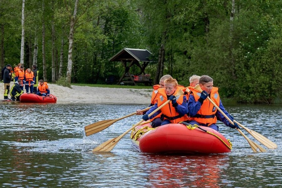 Jugendliche der Rebesgrüner Feuerwehr am Samstag beim Schlauchboot-Wettbewerb auf dem Teich bei der Talsperre Muldenberg. 