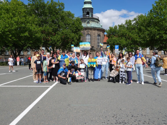 Über 450 Menschen bei Solidaritätskundgebung für die Ukraine in Zwickau - Die Ukraine-Demo startete Samstagmittag auf dem Platz der Völkerfreundschaft