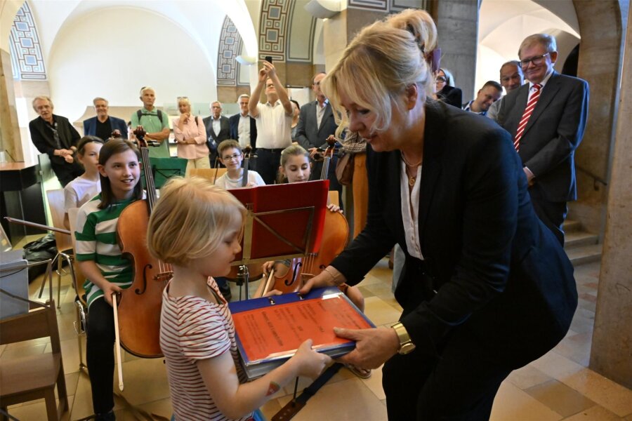Über 4500 Unterschriften für Festanstellungen an Chemnitzer Musikschule - Kulturbürgermeisterin Dagmar Ruscheinsky erhält die gesammelten 4559 Unterschriften für die Festanstellung der Honorarkräfte der Musikschule.