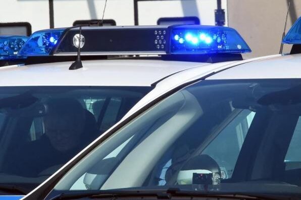 Über 5000 Euro für Reinigung verlangt: Polizei stellt vier Männer - Die Polizei hat am Dienstag in Wildenfels vier Männer gestellt, die von einem 80-Jährigen einen Wucherpreis für eine Reinigung verlangt haben sollen.