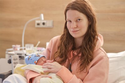 Über einen Zwillingsboom und das allererste Neujahrsbaby in Chemnitz - Michelle Walther (23) mit Damian Taylor, der am 1. Januar als erstes Neujahrsbaby von Chemnitz geboren wurde.