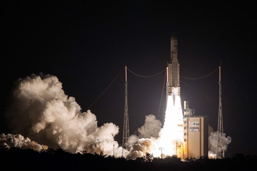 Über Freiberg ins All: Neues Fach Weltraumtechnologie an Uni - Eine europäische Ariane-5-Trägerrakete hebt vom Weltraumbahnhof in Kourou in Französisch-Guyana ab.