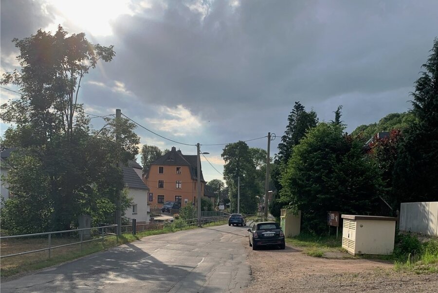 Der Himmel über Ortmannsdorf reißt auf: Auf der Huckelpiste rückt der Straßenbau näher. Der Gemeinderat hat am Montag zwei Planer beauftragt. 