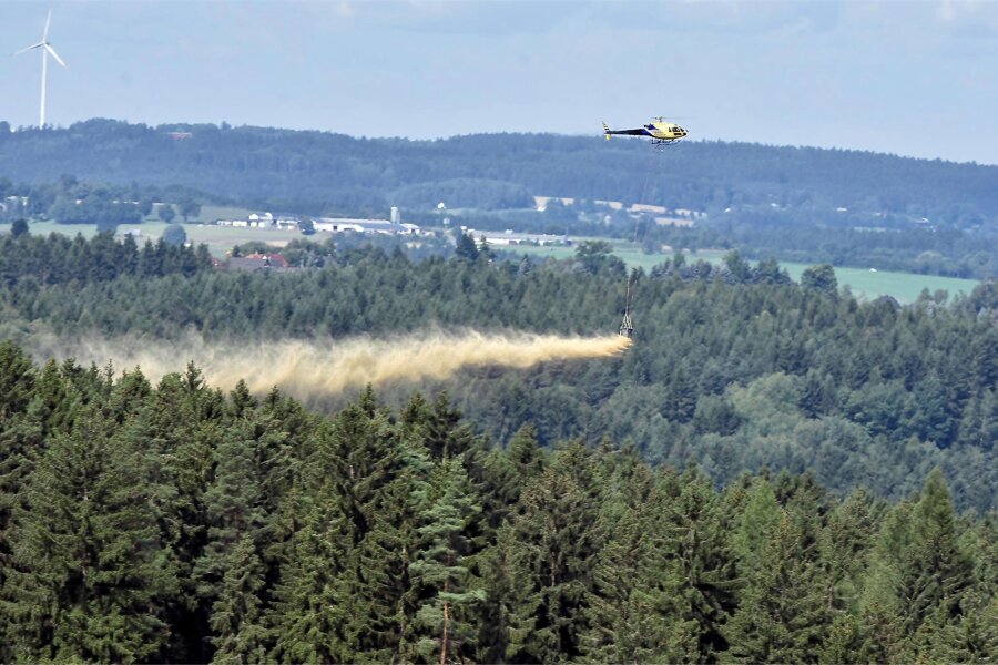 Über Wäldern im Erzgebirge sind wieder Hubschrauber unterwegs - Am Montag beginnen im Forstbezirk Eibenstock die Bodenschutzkalkungen.