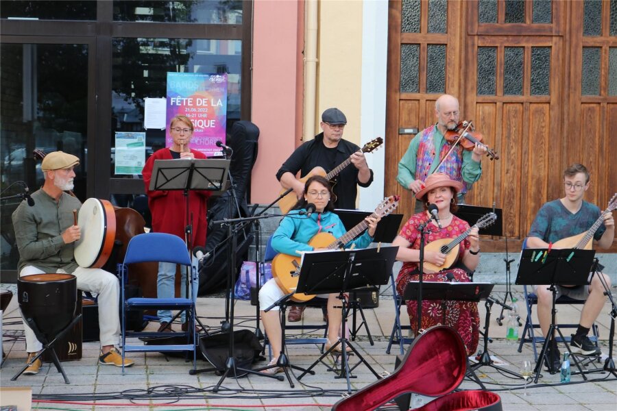 Überall Musik in der Zwickauer Innenstadt - Die 2002 gegründete Folkband Saitenspiel des Robert-Schumann-Konservatoriums ist auch diesmal wieder mit dabei.