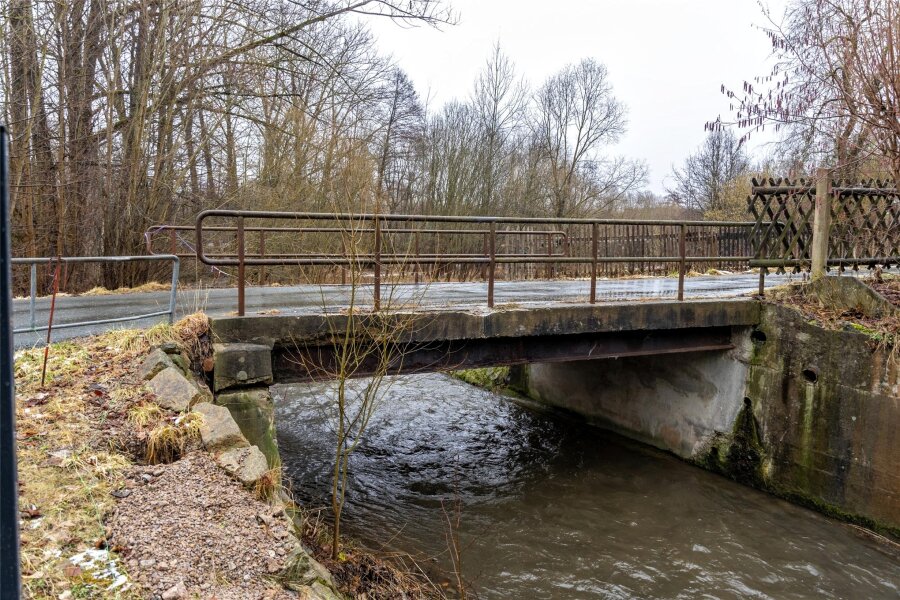 Überfahrt gefährlich: Schlechte Noten für eine Brücke in Treuen - Die Plattenbalkenbrücke über die Treba am Schlossweg ist baufällig und muss dringend repariert werden.