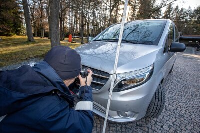 Überfall auf Bestattungsdienst-Mitarbeiter in Plauen: Polizei befragt Zeugen - Die Kriminalpolizei sicherte am Leichenwagen Spuren. Die Ermittlungen laufen.