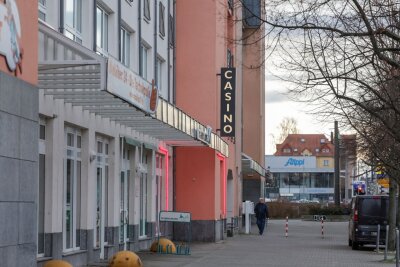 Überfall auf Spielothek in Zwickau: Täter-Duo erbeutet vierstelligen Euro-Betrag - Unbekannte Täter haben am Dienstagabend ein Casino in Zwickau überfallen.