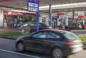 Überfall auf Tankstelle in Flöha Thema bei "Kripo live" - Hier schlug der Räuber am 16. November 2016 zu: in der Tankstelle an der Dresdner Straße in Flöha.