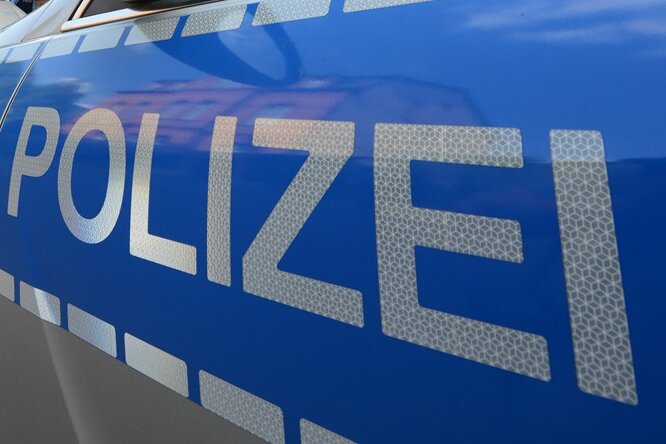 Überfall in Limbach-Oberfrohna: Unbekannter bedroht Verkäuferin mit Machete - 