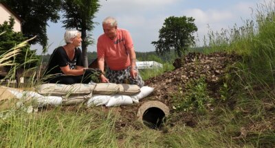 Überflutung durch zu schwachen Graben? - Die Anwohner Anja Beisecker und Bernd Nadler bemängeln, dass ein verlegtes Entwässerungsrohr viel zu klein ist. Sie sehen darin eines der Probleme. 