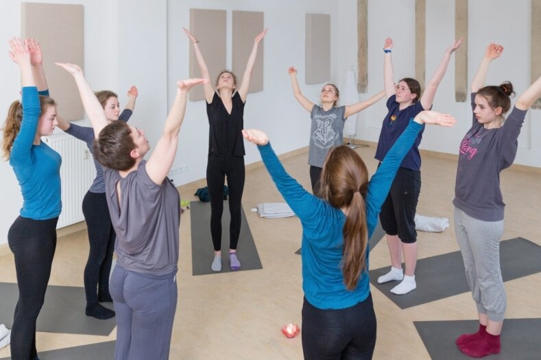 Überfordert und überfördert - Ich bin stark wie ein Baum. Antje Schorisch (3. v. l.) leitet einen Yogakurs für Mädchen im Ashtanga-Center Dresden.