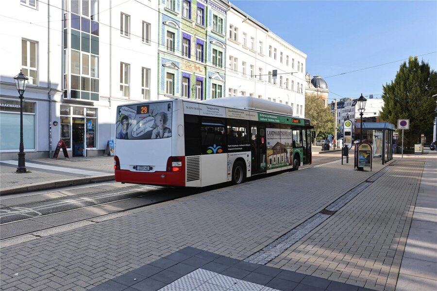 Übergriffe in Bus und Bahn in Zwickau: So schützen Verkehrsunternehmen ihre Mitarbeiter - Symbolbild, Haltestelle Georgenplatz. Auch in Zukunft sicher in Bus und Bahn. Wie Verkehrsunternehmen ihre Mitarbeiter gegenüber gewaltsamen Übergriffen schulen.