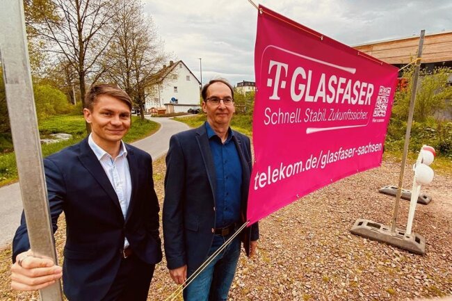 Überholspur auf der Datenautobahn: Fast ganz Thalheim bekommt nun Glasfaser für schnelleres Internet - Thalheims Bürgermeister Nico Dittmann und Hendrik König, Regiomanager Sachsen/Gebietsleiter Glasfaser der Telekom, kurz vor dem Baustart. 