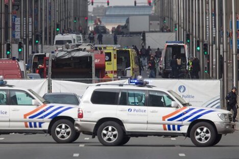 Überlebt, weil er U-Bahn verpasste - Polizeiabsperrung vor der Metrostation Maelbeek. Nur wenige Hundert Meter von hier liegt das EU-Parlament.  Foto: Olivier Hoslet/dpa