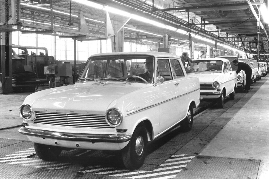 Übernahmen und Fusionen: Opel baut seit 125 Jahren Fahrzeuge - Die Endfertigung des Opel Kadett Modell A: Opel blickt auf 125 Jahre Fahrzeugbau voller gewaltiger Umbrüche zurück.