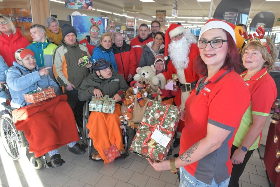 Überraschung für Bewohner des Behindertenzentrums Frauenstein: Im Penny-Markt warten mehr als 40 Weihnachtsgeschenke - Marktleiterin Yvonne Berger (rechts) mit einem der Geschenke für Bewohner des Behindertenzentrums.
