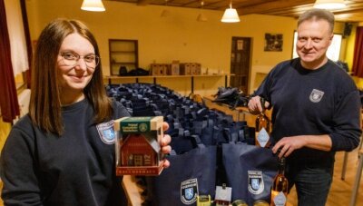 Überraschung für Ehrenamtliche - Janina und Danilo Wötzel - er ist der Ortswehrleiter - haben diese Woche im Hermannsdorfer Depot Taschen mit Geschenken gepackt. Diese wurden dann an die Kameraden der Feuerwehr verteilt. 