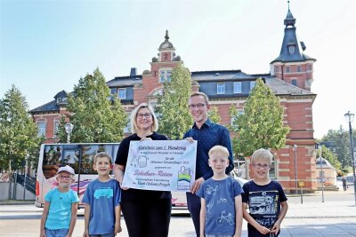 Überraschung für Oelsnitzer Erstklässler zum ersten Wandertag - Katja Scheibner von Scheibner-Reisen und Bürgermeister Thomas Lein mit Kindern aus den drei Grundschulen.