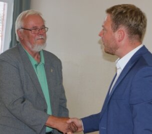 Überraschung für Wandergruppenchef - Hartmut Stolzenberger (links) hatte die Silberne Nadel des Landessportbundes verliehen bekommen. Michael Pohl, Bürgermeister von Pausa-Mühltroff, gratulierte zu dieser Ehrung. 