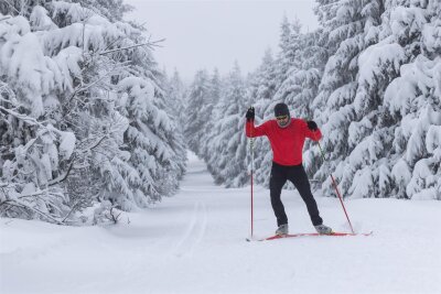 Überraschung für Wintersportler am Fichtelberg: Loipe ist gespurt - So viel Schnee wie Ende November liegt derzeit zwar nicht. Aber eine Loipe gibt es am Fichtelberg trotzdem.