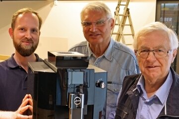Überraschung im Karl-May-Haus - Erich Homilius (Mitte) und Wolfgang Hallmann vom Verein Silberbüchse übergeben an Mitarbeiter des Hauses Marian Bertz (li.) eine neue Kaffeemaschine . 