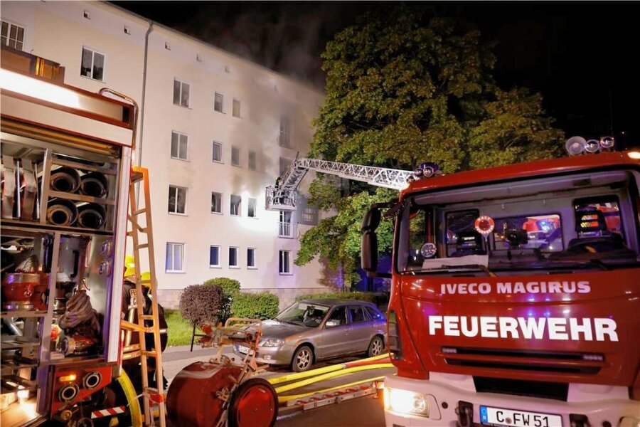Überraschung in Prozess um Brandstiftung in Chemnitz: Plötzlich zählt jede Minute - Im September 2021 brach eines Abends in einem Wohnhaus an der Zschopauer Straße ein Feuer aus. Zwei heute 20-Jährige sollen in eine Wohnung eingedrungen sein und dort ein Sofa angezündet haben. Ihnen drohen lange Haftstrafen. 