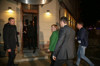 Überraschungsbesuch in Chemnitz - Angela Merkel beim Basketball - Angela Merkel am Eingang des Chemnitzer Restaurants Schalom. 