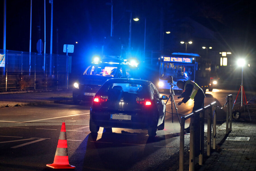 Übersehen: Zwei Fußgänger in Lugau von Auto schwer verletzt - Der Verkehrsunfalldienst bei der Arbeit nach dem schweren Unfall auf der B 180 in Lugau, bei dem eine Autofahrerin zwei Fußgänger übersehen hatte.