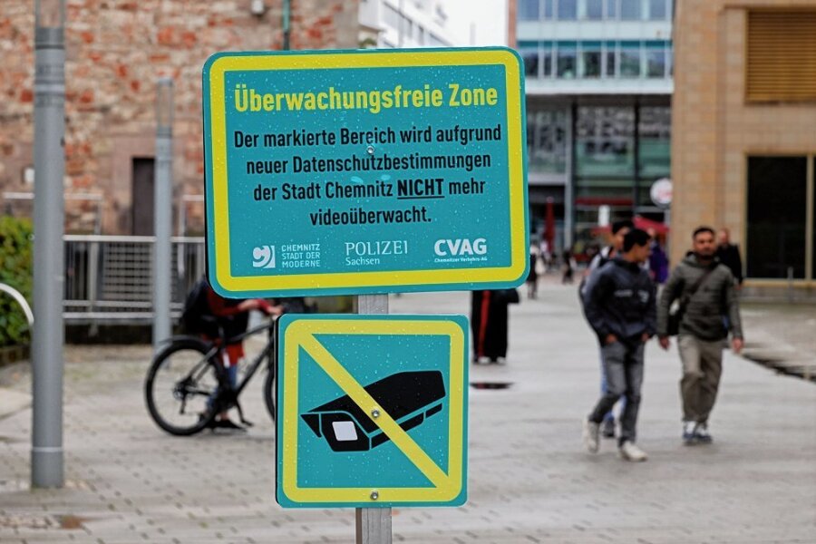 Mitte September waren mehrere Schilder in der Innenstadt aufgetaucht, die eine "Überwachungsfreie Zone" markierten. 