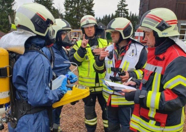 Übung Auf Dem Rabenberg: Feuerwehren Im ABC-Einsatz