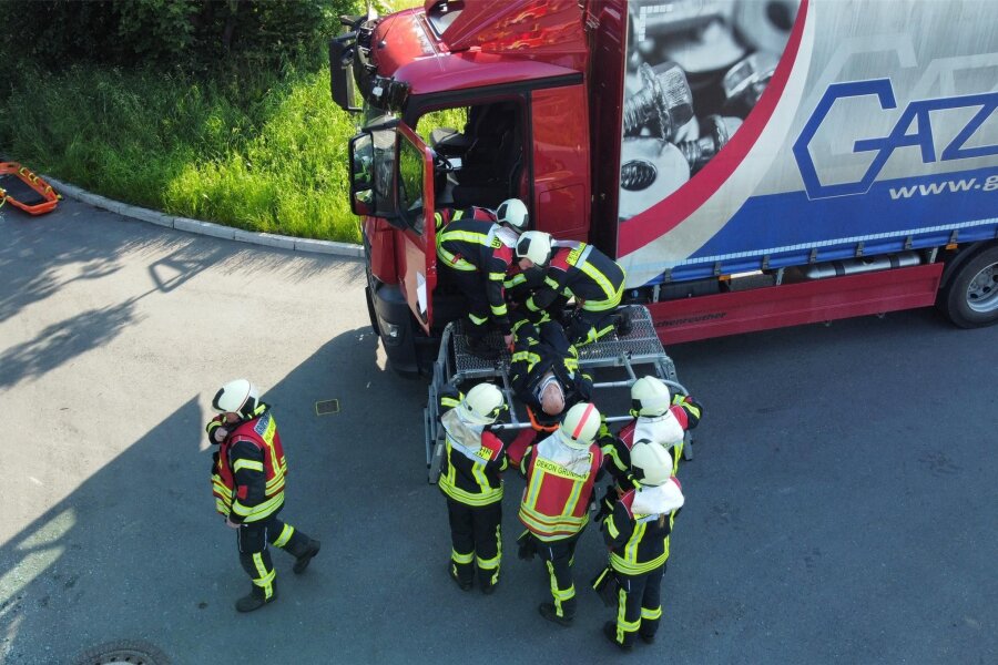 Übungsszenario in Grünhain: Feuerwehren proben den Ernstfall - Der Fahrer des Lkw, dargestellt durch einen 85 kg schweren Dummy, war bewusstlos und musste mithilfe einer Rettungsplattform aus dem Fahrzeug befreit werden.