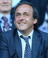 UEFA-Boss Michel Platini lobt Bundesliga - Michel Platini stärkt der Bundesliga den Rücken
