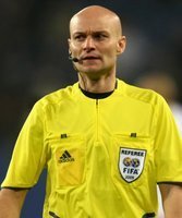 UEFA nimmt Gelbe Karte zurück - Schiedsrichter Tony Chapron verwarnte den falschen Spieler