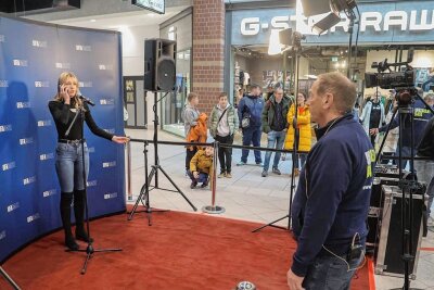 Ufa-Casting im Shoppingcenter: Kommt der nächste TV-Star aus Chemnitz? - Die 23-jährige Studentin Maria Nachsel während des Rollenspiels mit Ufa-Casting-Leiter Otto Nitschke.