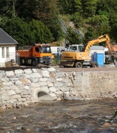 Uferbau in der Vorstadt verzögert sich bis Oktober - Eine aus Natursteinen schräg verlaufende Stützmauer gibt dem Wasser künftig mehr Raum.