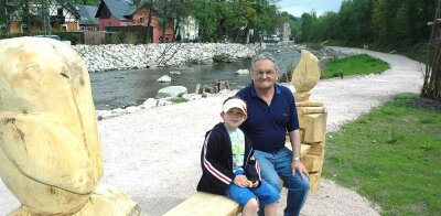 Uferpromenade schon rege genutzt - Fredo Ziener sitzt mit seinem Enkel Niklas (7) unweit der Stelle an der Uferpromenade. 