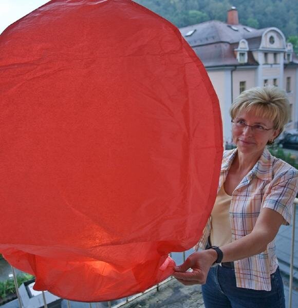 Ufo-Alarm im Kerzenschein - 
              <p class="artikelinhalt">Stephanie Bretschneider aus Beierfeld mit einer Himmelslaterne. Diese Ballons geben Partys einen festlichen Anstrich - und versetzen manch Uneingeweihtem einen gehörigen Schrecken. </p>
            