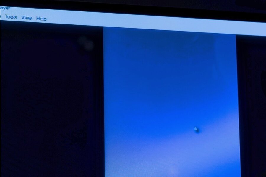 Auf dem Computerbildschirm wurde im Mai bei einer Anhörung des Unterausschusses unter anderem für Terrorismusbekämpfung und Spionageabwehr des Repräsentantenhauses in den USA ein Video von einem "nicht identifizierten Luftphänomen" gezeigt. 