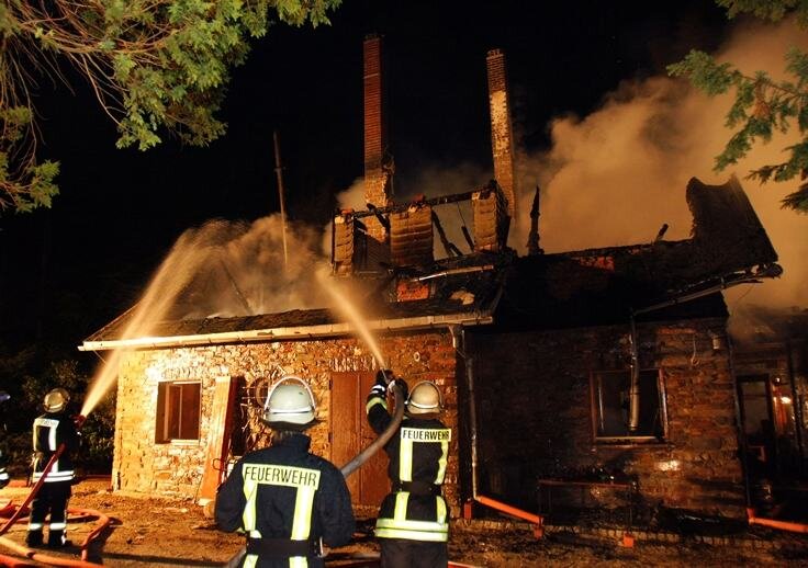 Uhle-Haus am Gablenzer Waldrand wird ein Opfer der Flammen - <p class="artikelinhalt">Das Uhle-Haus in Gablenz brannte am Montag nieder. </p>