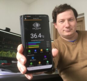 Uhr erkennt Omikron eher als ein Test - Entwickler Thomas Krause aus Neumark mit seiner "Protectwatch". Die App auf dem Handy wertet die von den Sensoren gelieferten Daten aus. 